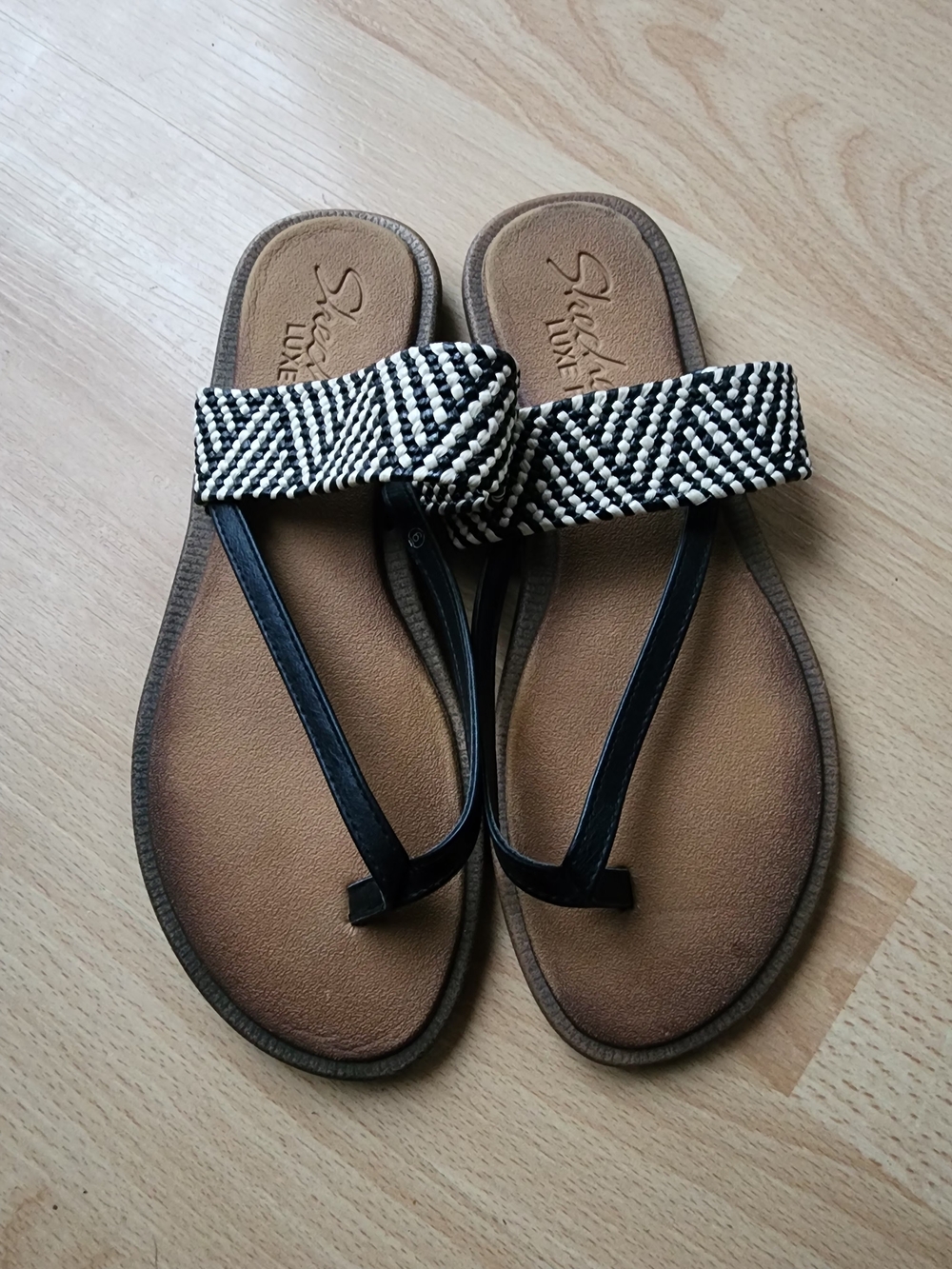 Skechers Luxe Black & Ivory Beaded Thong Sandals